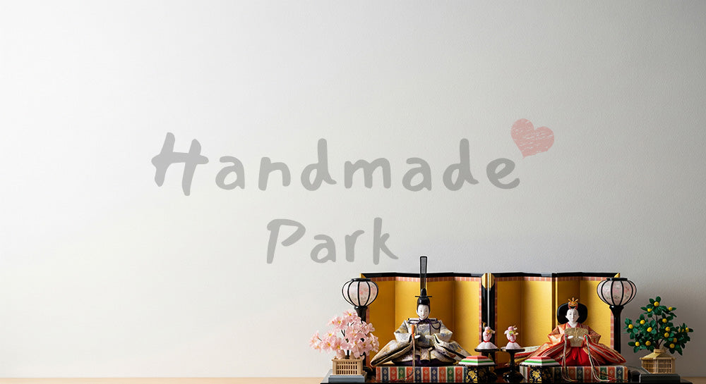 フリー素材 無料 写真|中央下に親王飾り 上部余白のシンプル案内用素材|余白たっぷりで見出しが入れやすい