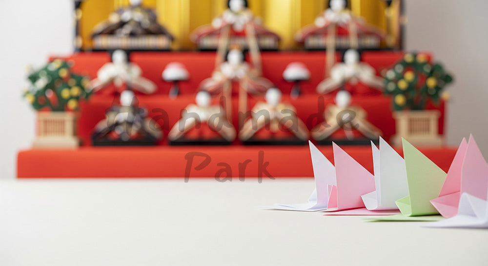 フリー素材 無料 写真|ひな段飾りボケと折り紙 前向き春背景|文字入れしやすい余白あり