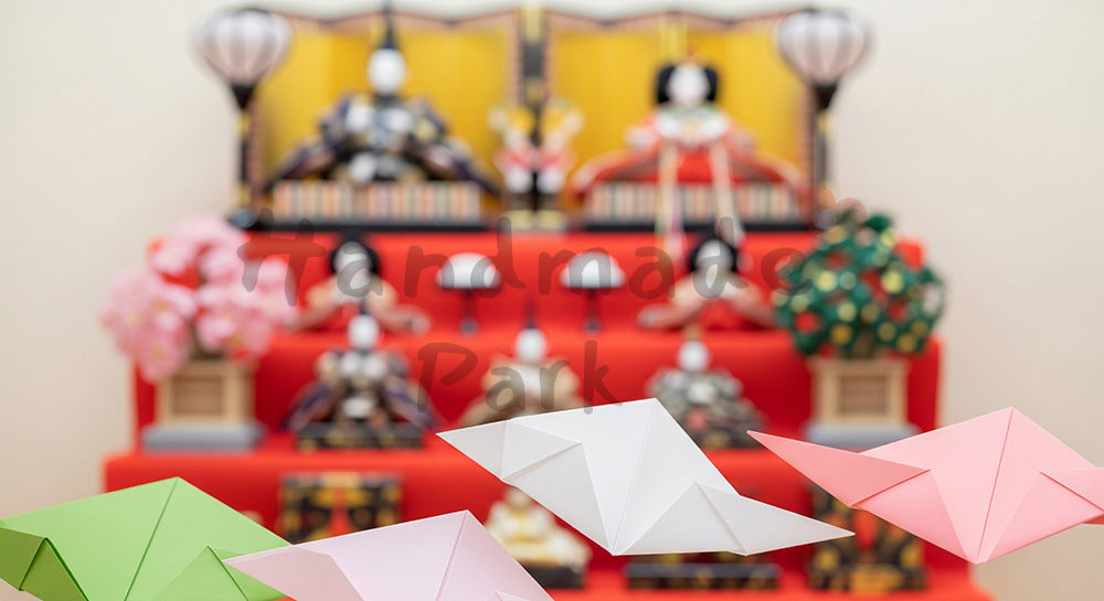 フリー素材 無料 写真|ひな段飾りボケと折り紙 前向き春背景|余白たっぷりで見出しが入れやすい