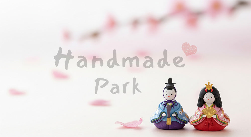 フリー素材 無料 写真|桃の花びらと紙雛 余白たっぷり春のアイキャッチ画像|文字入れしやすい余白あり