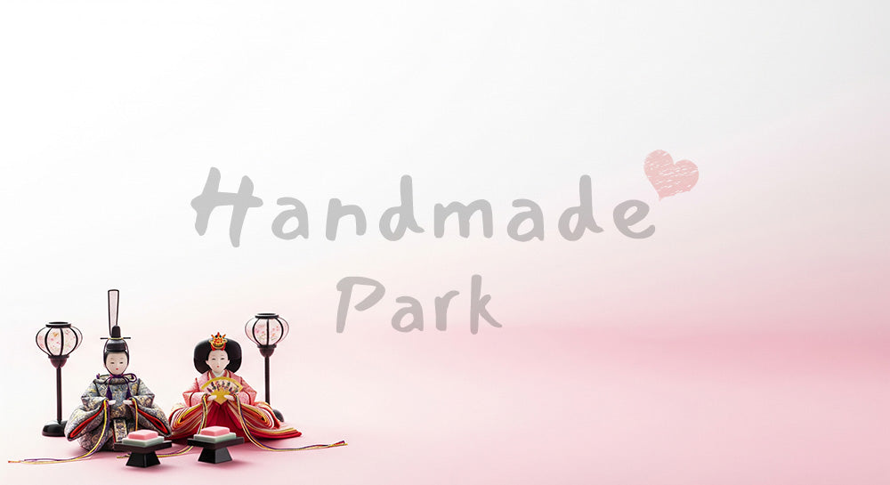 フリー素材 無料 写真|親王飾りミニマル背景 大きな余白で春告知|テキストを載せやすい余白背景