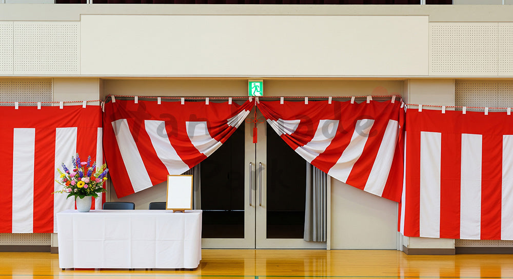 フリー素材 無料 写真|卒業式会場入口の雰囲気 受付風で余白|余白たっぷりで見出しが入れやすい