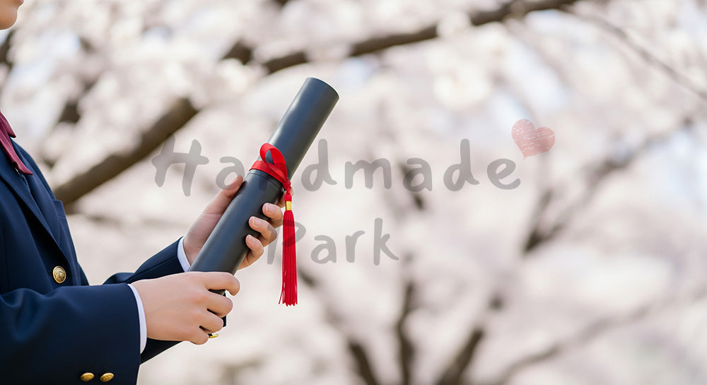 フリー素材 無料 写真|卒業証書筒を持つ日本人の手元 桜ボケ余白|余白を活かしたアイキャッチ