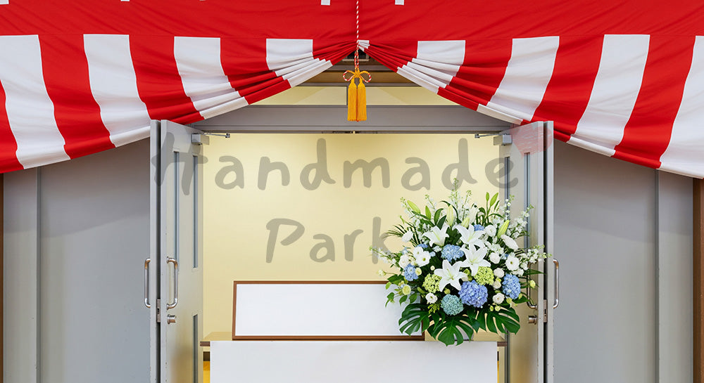 フリー素材 無料 写真|卒業式会場入口の雰囲気 受付風で余白|余白を活かしたアイキャッチ (特集向け)