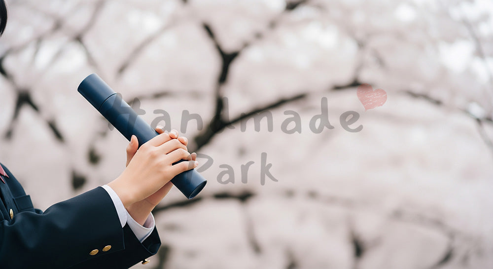 フリー素材 無料 写真|卒業証書筒を持つ日本人の手元 桜ボケ余白|余白を活かしたアイキャッチ (見出し向け)