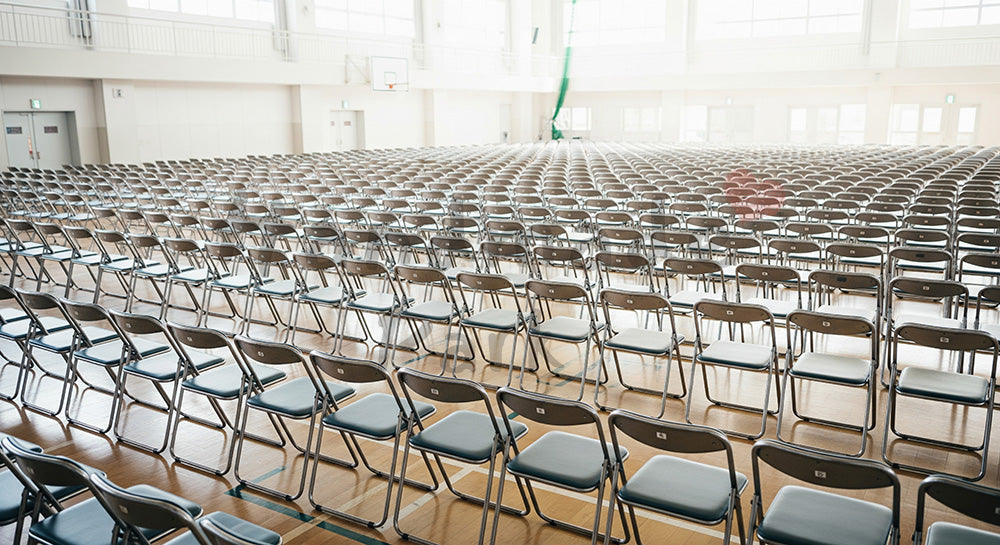 フリー素材 無料 写真|体育館の椅子列 卒業式の準備感|文字入れしやすい余白あり