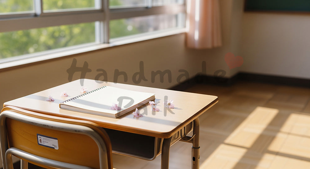 フリー素材 無料 写真|卒業 春の教室と机上の思い出アイテム 余白|テキストを載せやすい余白背景