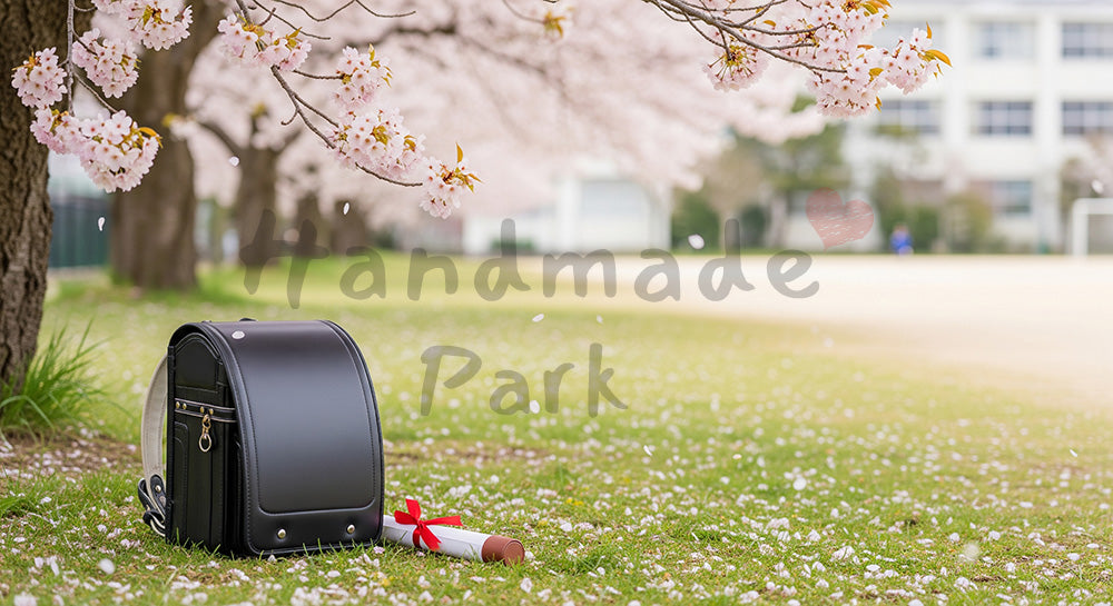 フリー素材 無料 写真|校庭の桜と証書筒 余白で卒業告知|余白を活かしたアイキャッチ