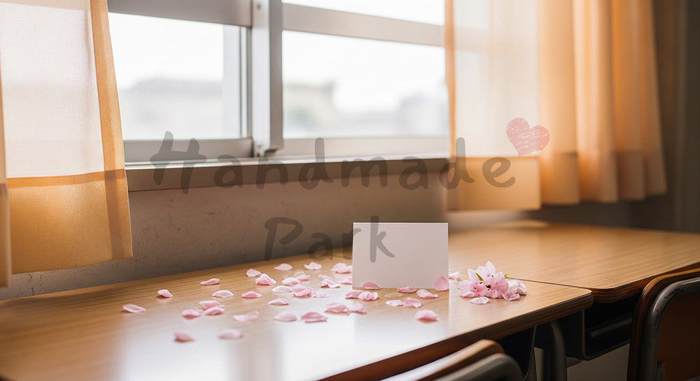 フリー素材 無料 写真|卒業 窓辺の春光と白紙カード 思い出記事に|SNS投稿のアイキャッチ向け