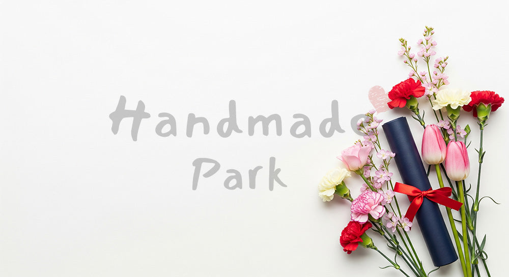 フリー素材 無料 写真|白背景ミニマル 花と証書筒 卒業告知|余白たっぷりで見出しが入れやすい