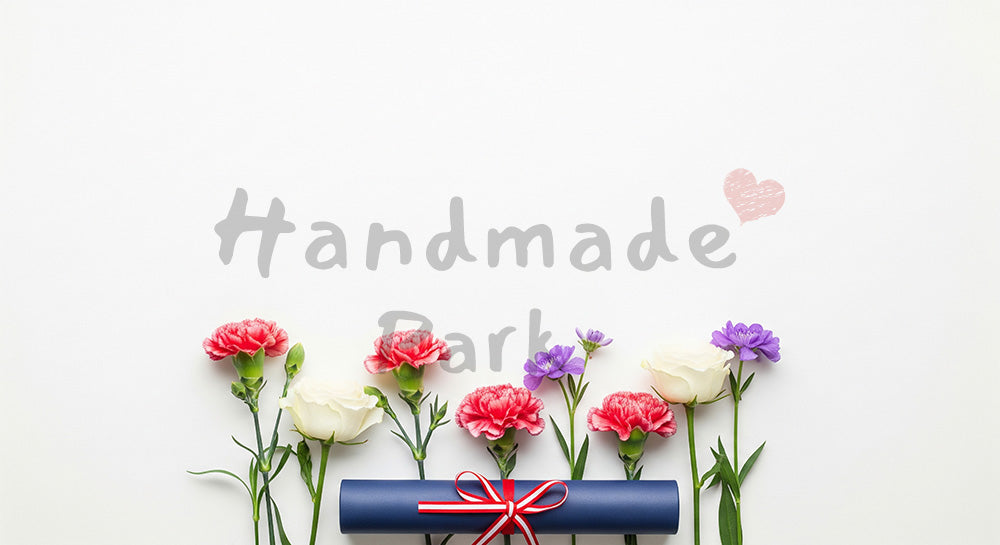 フリー素材 無料 写真|白背景ミニマル 花と証書筒 卒業案内|余白を活かしたアイキャッチ