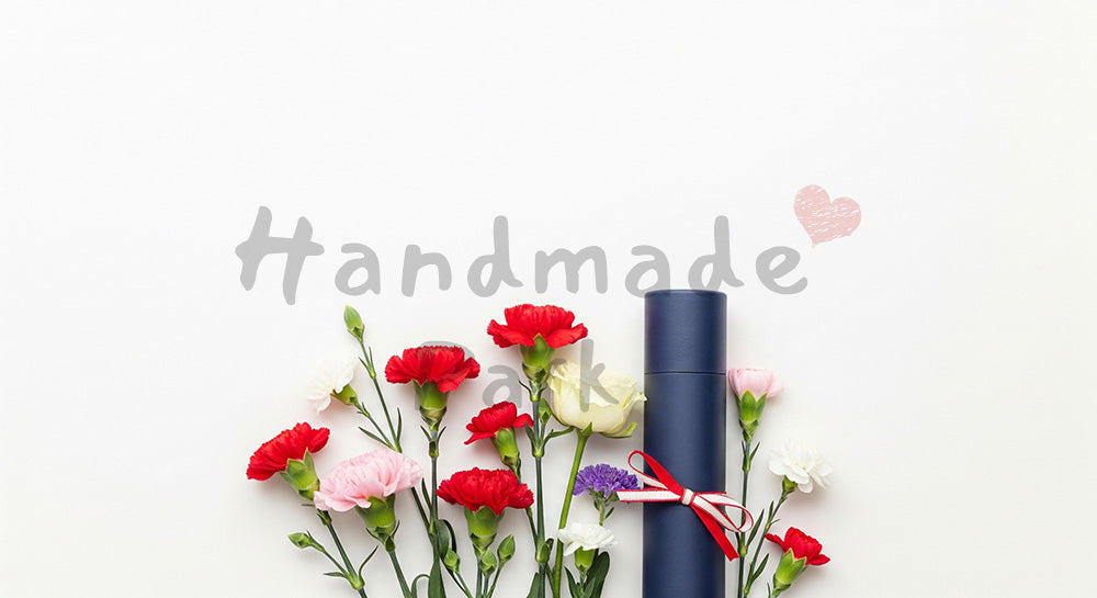 フリー素材 無料 写真|白背景ミニマル 花と証書筒 卒業告知|文字入れしやすい余白あり