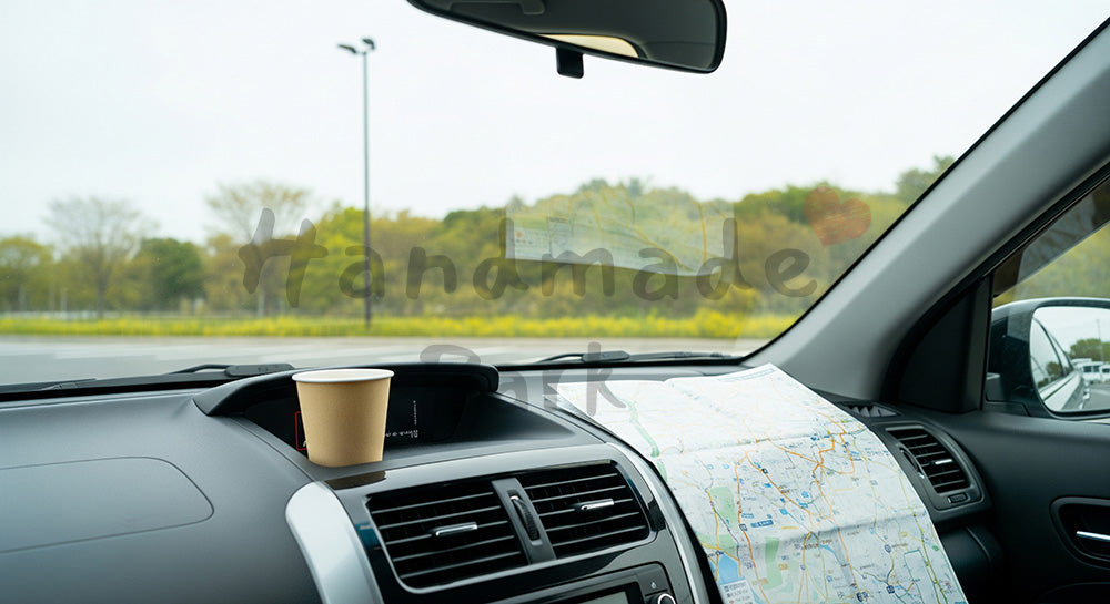 フリー素材 無料 写真|GWドライブ休憩 新緑とサービスエリア風 余白|余白を活かしたアイキャッチ