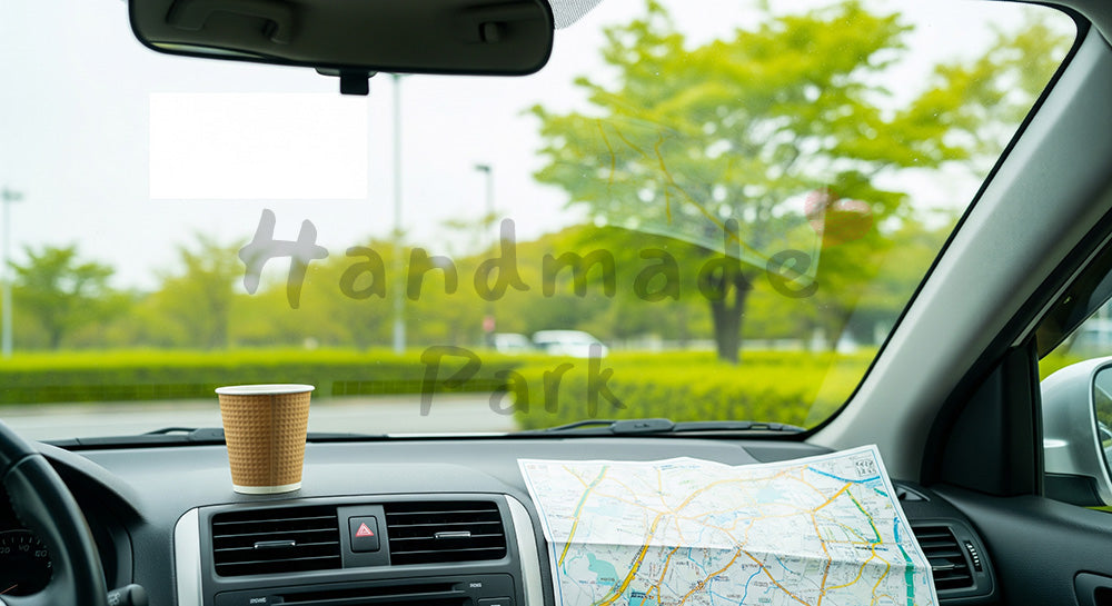 フリー素材 無料 写真|GWドライブ休憩 新緑とサービスエリア風 余白あり|文字入れしやすい余白あり