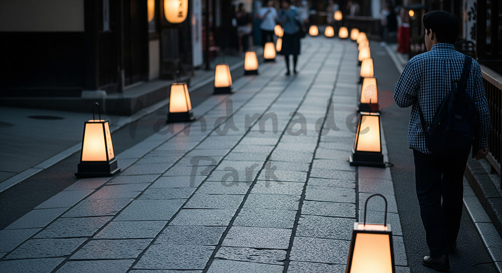 フリー素材 無料 写真|GWの街歩き 石畳小道と夕方の灯り 余白|余白たっぷりで見出しが入れやすい