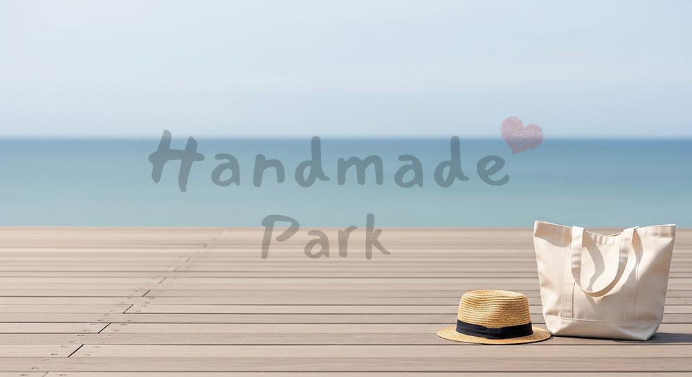 フリー素材 無料 写真|GWの海辺お出かけ 帽子とトート 余白|文字入れしやすい余白あり