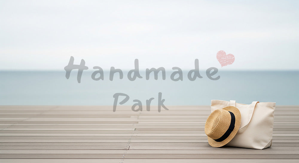 フリー素材 無料 写真|GWの海辺お出かけ 帽子とトート 余白あり|余白たっぷりで見出しが入れやすい