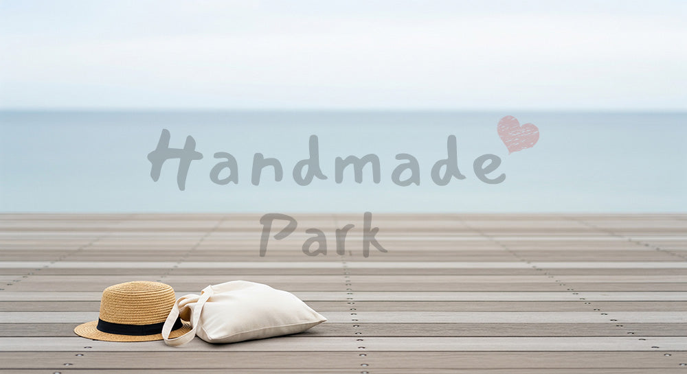 フリー素材 無料 写真|GWの海辺お出かけ 帽子とトート 余白|余白を活かしたアイキャッチ