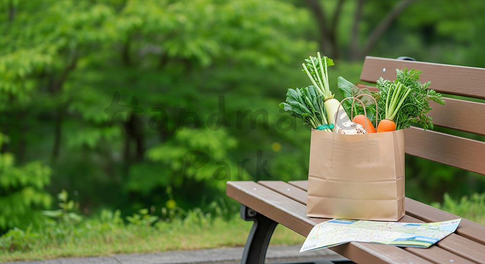フリー素材 無料 写真|GW道の駅休憩 地元感小物と新緑 余白|テキストを載せやすい余白背景
