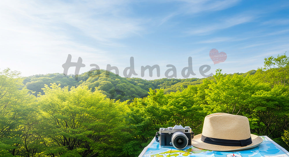 フリー素材 無料 写真|GW観光PR向け シンプル背景と旅小物 大きな余白|余白を活かしたアイキャッチ