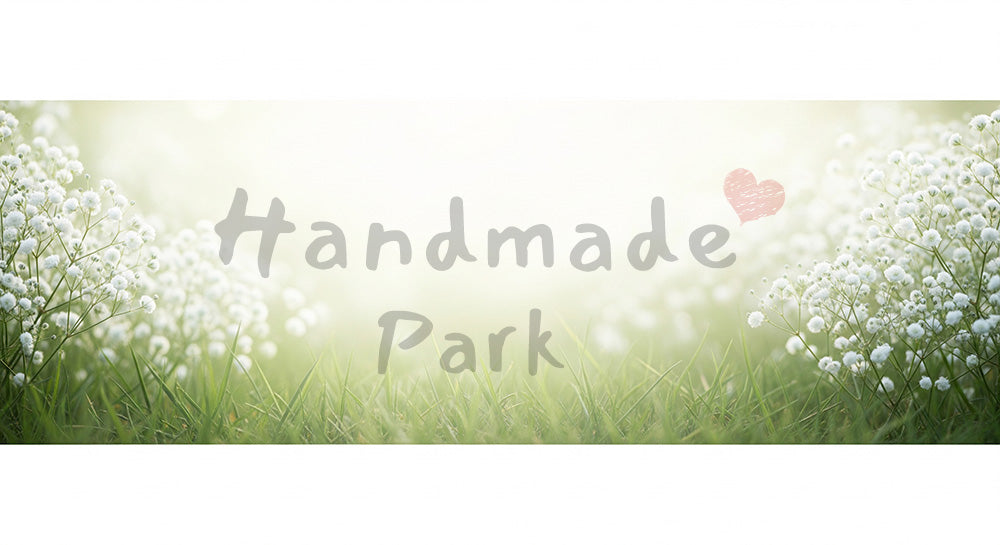 フリー素材 無料 写真|朝の草むらに咲くかすみ草ふんわりボケ|告知バナーに使えるナチュラルな画像