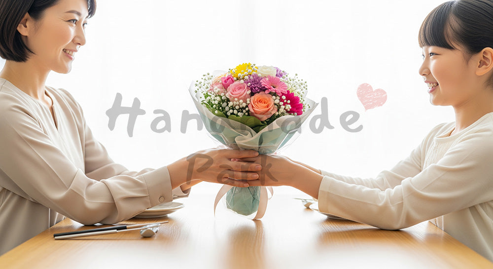 フリー素材 無料 写真|母の日 やさしい 花束を受け取る手元のアップ|特集ページの見出しに便利