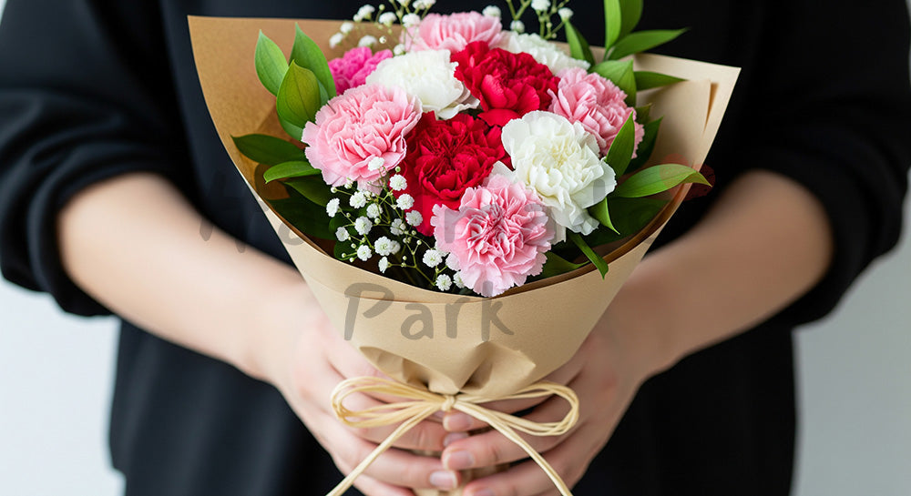 フリー素材 無料 写真|母の日 温かい クラフト紙の花束を持つ手元|告知画像に合わせやすい