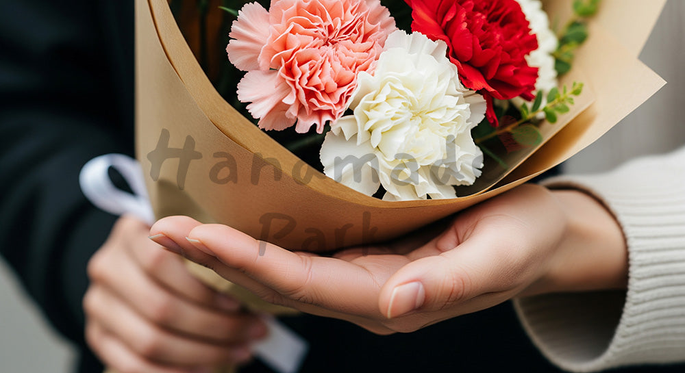 フリー素材 無料 写真|母の日 上品 クラフト紙の花束を持つ手元|告知画像に合わせやすい