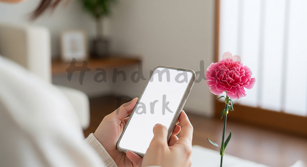 フリー素材 無料 写真|母の日 スマホでギフトを選ぶ手元|SNS投稿のアイキャッチ向け