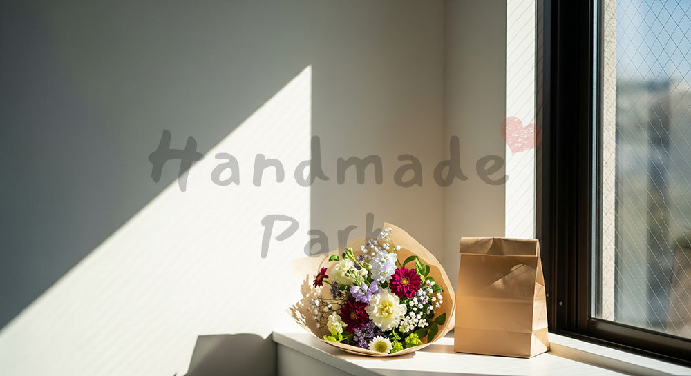 フリー素材 無料 写真|母の日 ミニマルな 窓辺に置いた花束とギフト|コピーを載せやすい構図