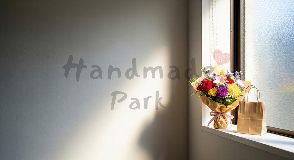 フリー素材 無料 写真|母の日 上品 窓辺に置いた花束とギフト|告知画像に合わせやすい