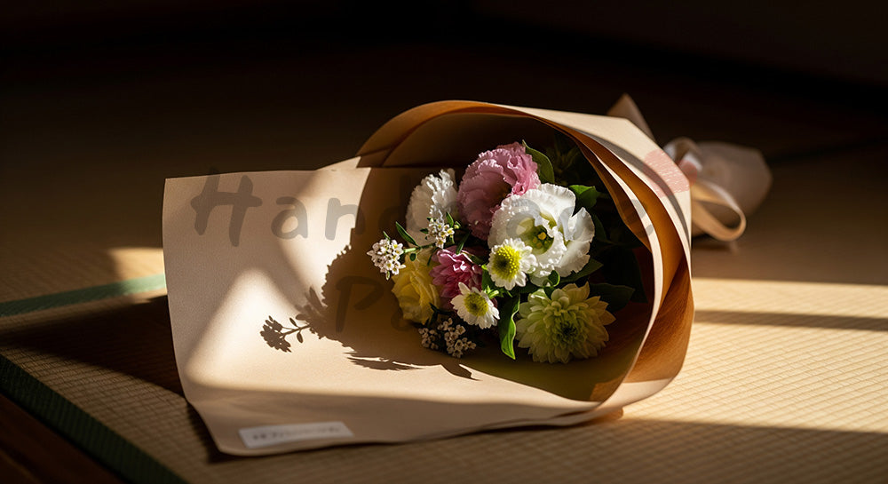 フリー素材 無料 写真|母の日 やさしい クラフト紙の質感と花束の静物|特集ページの見出しに便利