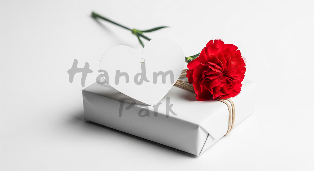 フリー素材 無料 写真|母の日 商品撮影風 プレゼントと無地タグ|LP・バナーに使える素材