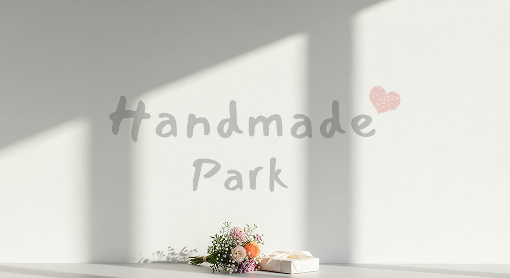 フリー素材 無料 写真|母の日 シンプル 白壁の影とミニマルなギフト|余白たっぷりで見出しが入れやすい