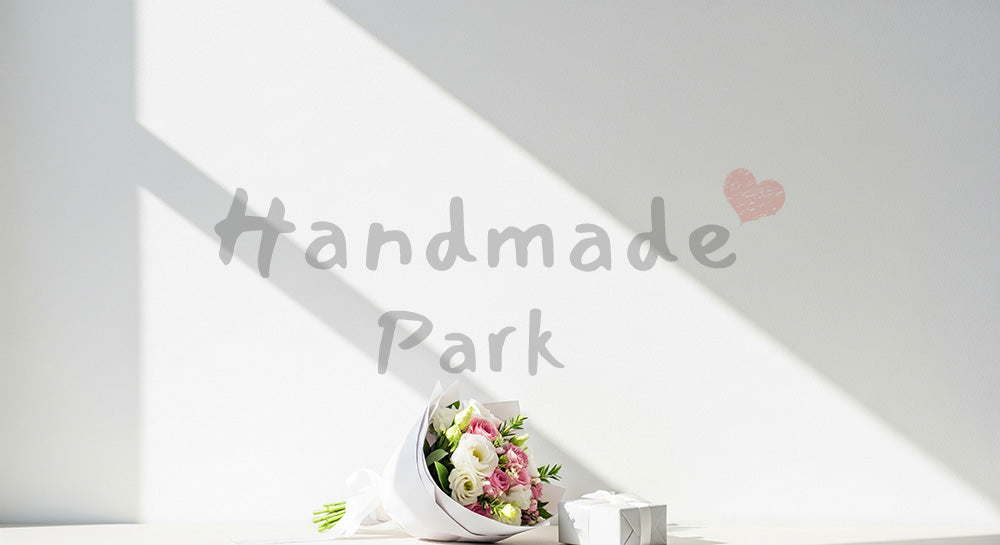 フリー素材 無料 写真|母の日 やさしい 白壁の影とミニマルなギフト|文字入れしやすい余白あり