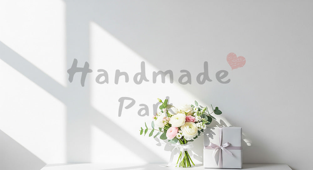 フリー素材 無料 写真|母の日 ナチュラル 白壁の影とミニマルなギフト|テキストを載せやすい余白背景