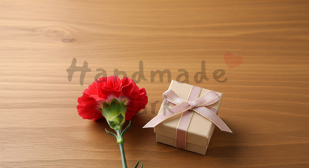 フリー素材 無料 写真|母の日 ナチュラル カーネーション1輪と小さな贈り物|ショップ案内・キャンペーン向け