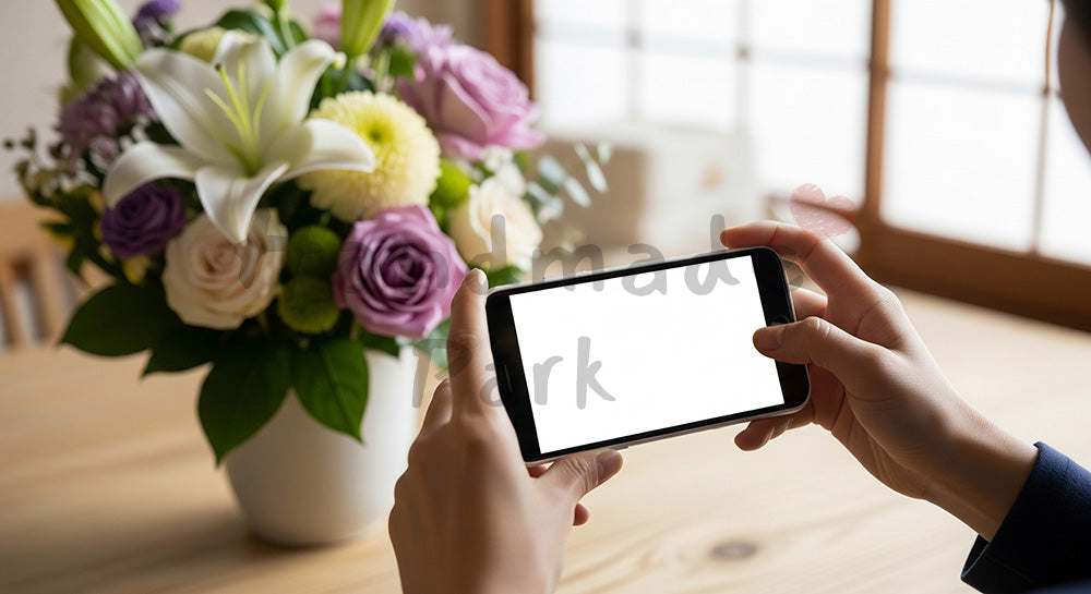 フリー素材 無料 写真|母の日 花束を撮影する手元(SNS投稿イメージ)|ショップ案内・キャンペーン向け