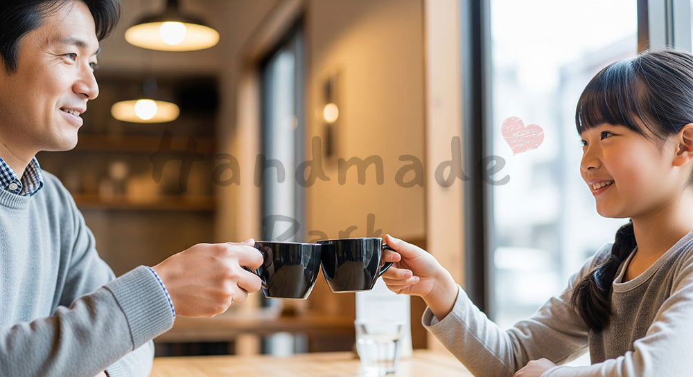 フリー素材 無料 写真|父の日向け カフェでコーヒー乾杯 手元中心|特集ページの見出しに