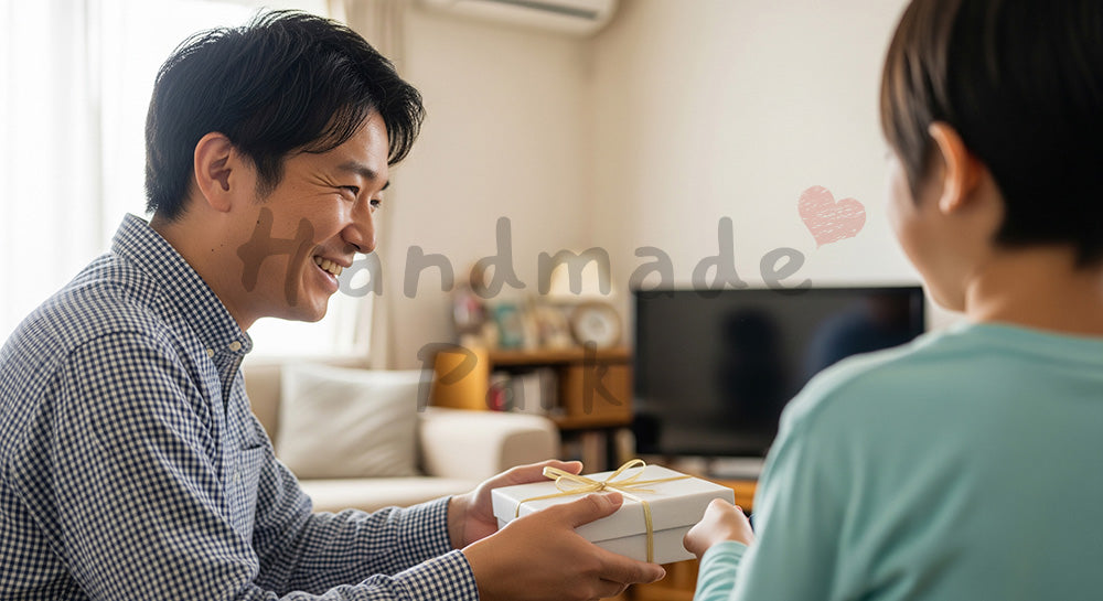 フリー素材 無料 写真|父の日 ギフトを受け取った父のやさしい雰囲気 シーン|プレゼント特集の見出しに
