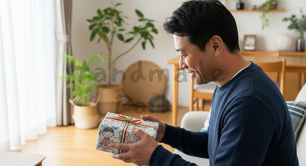 フリー素材 無料 写真|父の日 ギフトを受け取った父のやさしい雰囲気|ショップ告知・販促向け