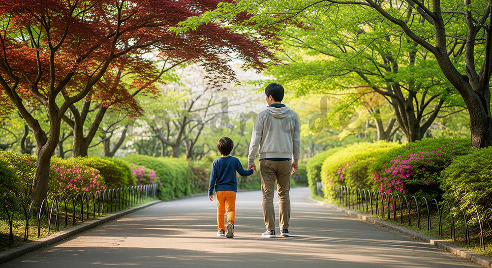 フリー素材 無料 写真|父の日 公園で散歩する親子(後ろ姿)|LP・バナーに使いやすい