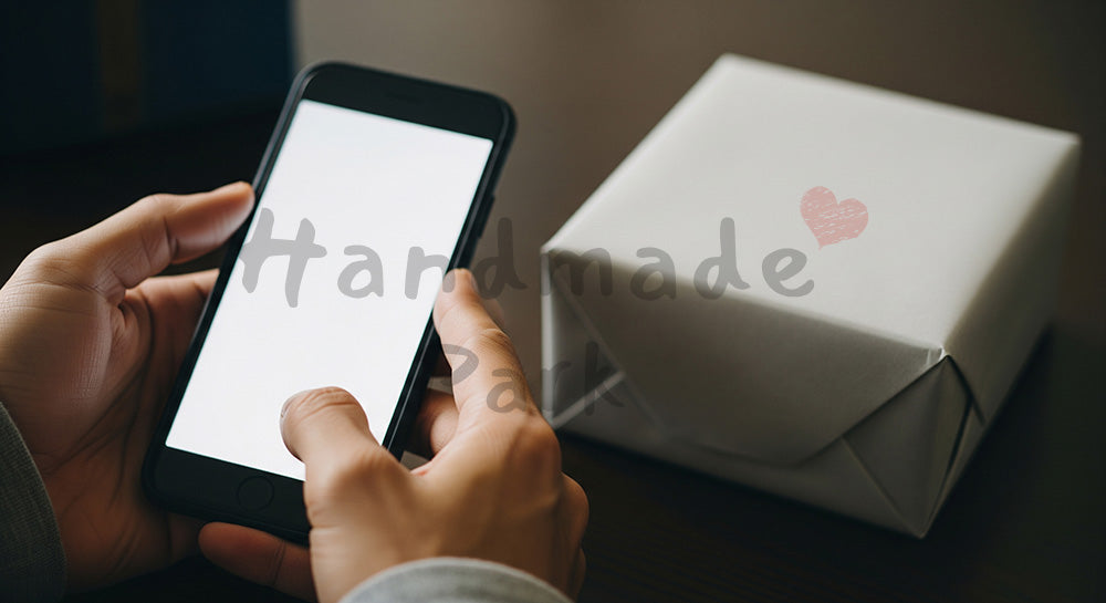 フリー素材 無料 写真|父の日 スマホでギフトを選ぶ手元|メッセージ画像に合わせやすい