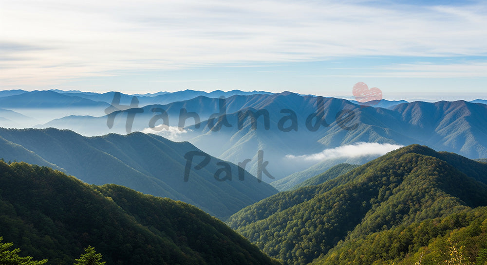 フリー素材 無料 写真|空と森が半分ずつ広がる日本の自然風景 見出しを載せやすい背景素材|Webデザインの挿し絵に便利