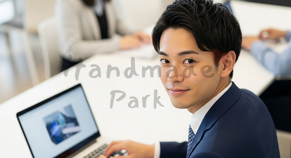 フリー素材 無料 写真|採用向け 日本人若手営業がコワーキングでPC作業する爽やかプロフィール写真|特集ページの見出しに便利