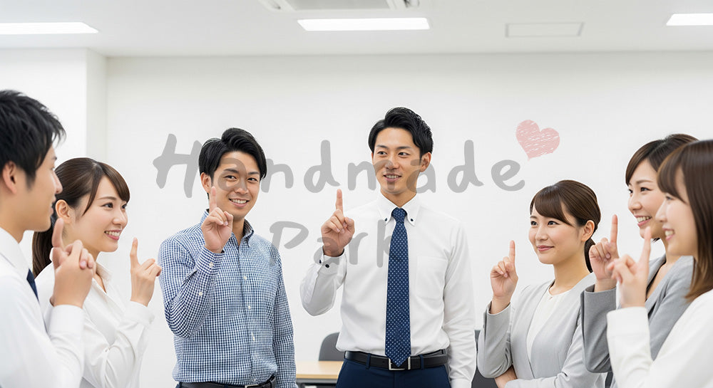 フリー素材 無料 写真|採用向け 日本の営業チームが朝会で情報共有する活気ある職場写真|LP・バナーに使いやすい