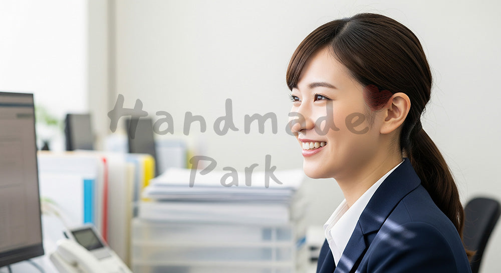 フリー素材 無料 写真|採用向け 日本人若手女性営業の自然な笑顔ポートレート オフィス背景|記事・スライドの差し込みに