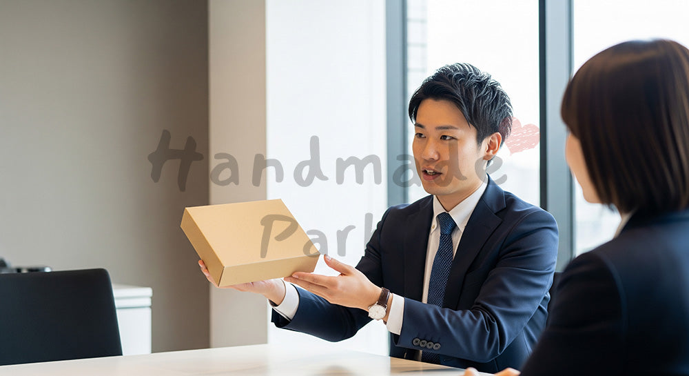 フリー素材 無料 写真|提案・採用向け 日本人営業が無地サンプルを提示して説明する商談写真 シーン|特集ページの見出しに便利