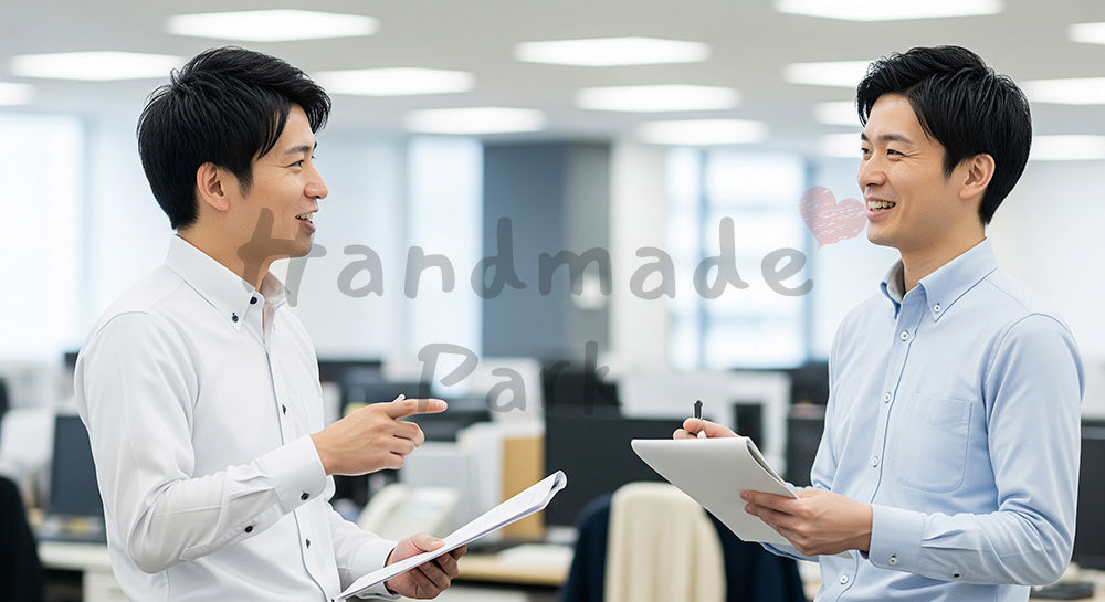 フリー素材 無料 写真|採用向け 日本のオフィスで営業同士が立ち話共有する親しみある職場写真 シーン|LP・バナーに使いやすい