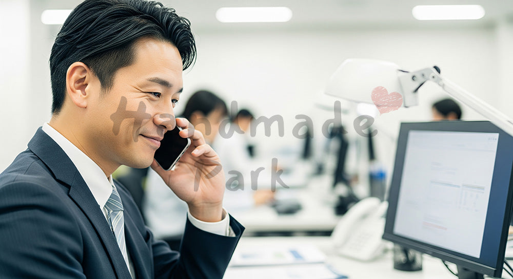 フリー素材 無料 写真|採用向け 日本人ベテラン営業がフォロー電話後にうなずく信頼感ある仕事写真|記事・スライドの差し込みに